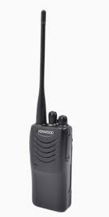 Radio comunicador, frecuencia 440-480 MHz, Práctico y Ligero, MIL-STD-810, 16 Canales, DTMF, IP54, VOX, Scan, Incluye antena, batería, cargador y clip Marca Kenwood Modelo